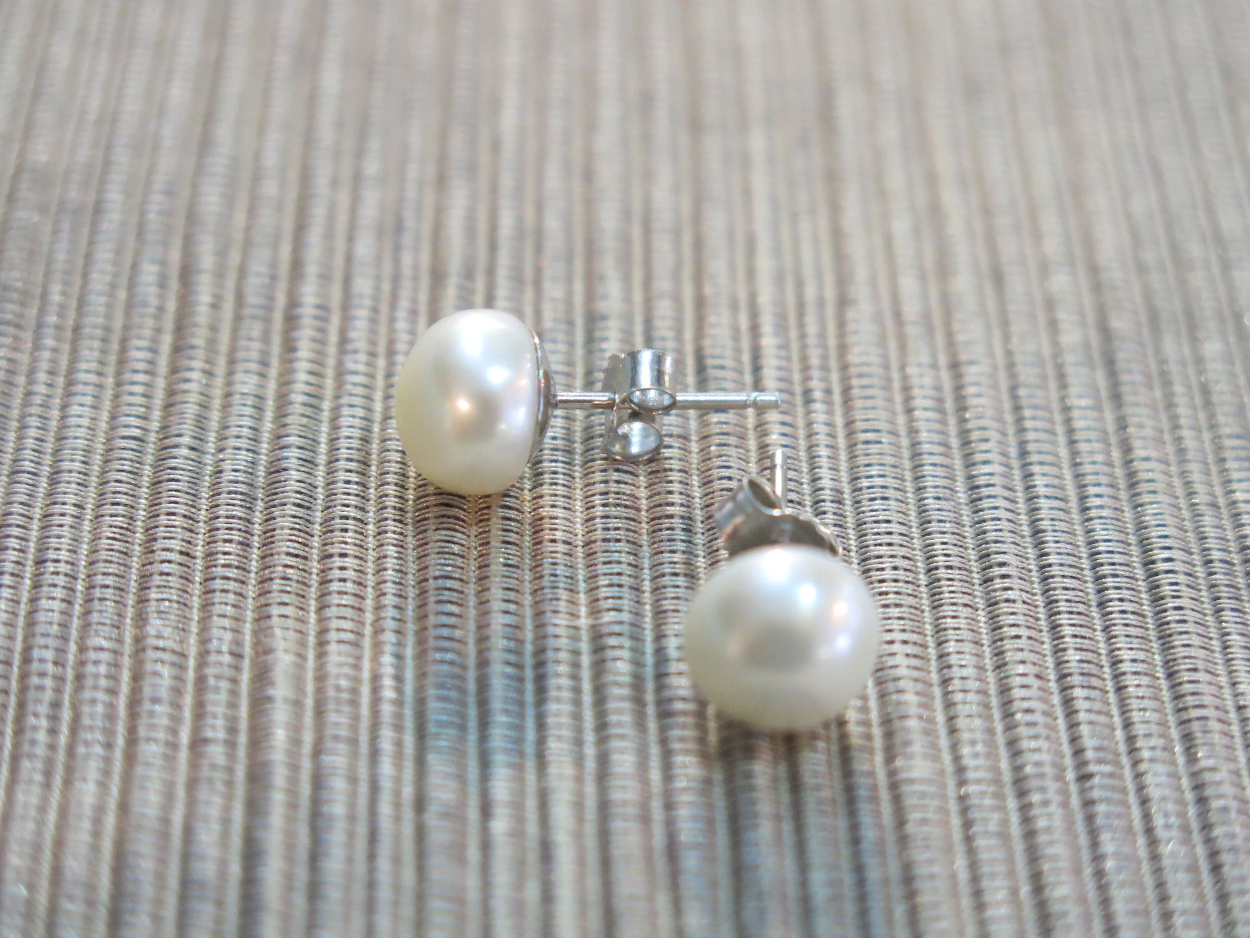 Freshwater Pearl stud earrings (medium)